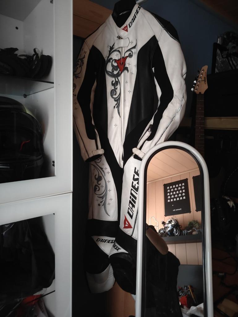 Dainese motorpak vrouw, Enlèvement