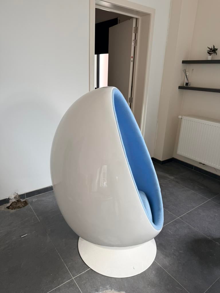 Design egg chair – luxe uitstraling – draaibaar – €450, Ophalen, Zo goed als nieuw