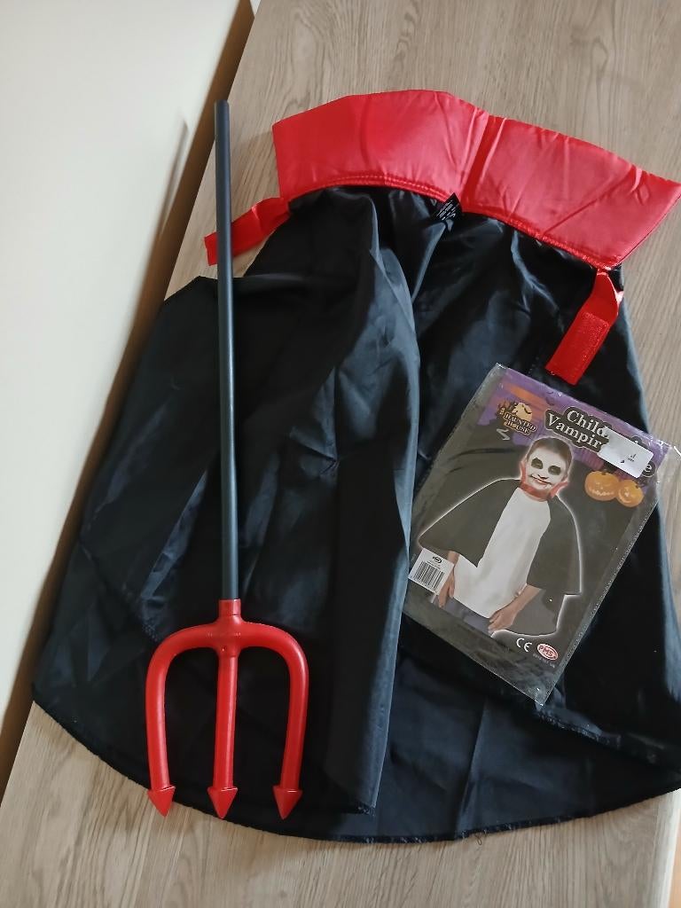 Vampier cape + 3 tand, Kinderen en Baby's, Ophalen, Zo goed als nieuw