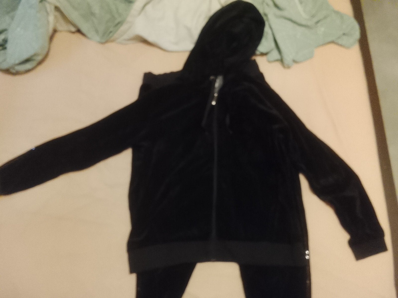 costume de chambre à paillettes sur les côtés, Enlèvement