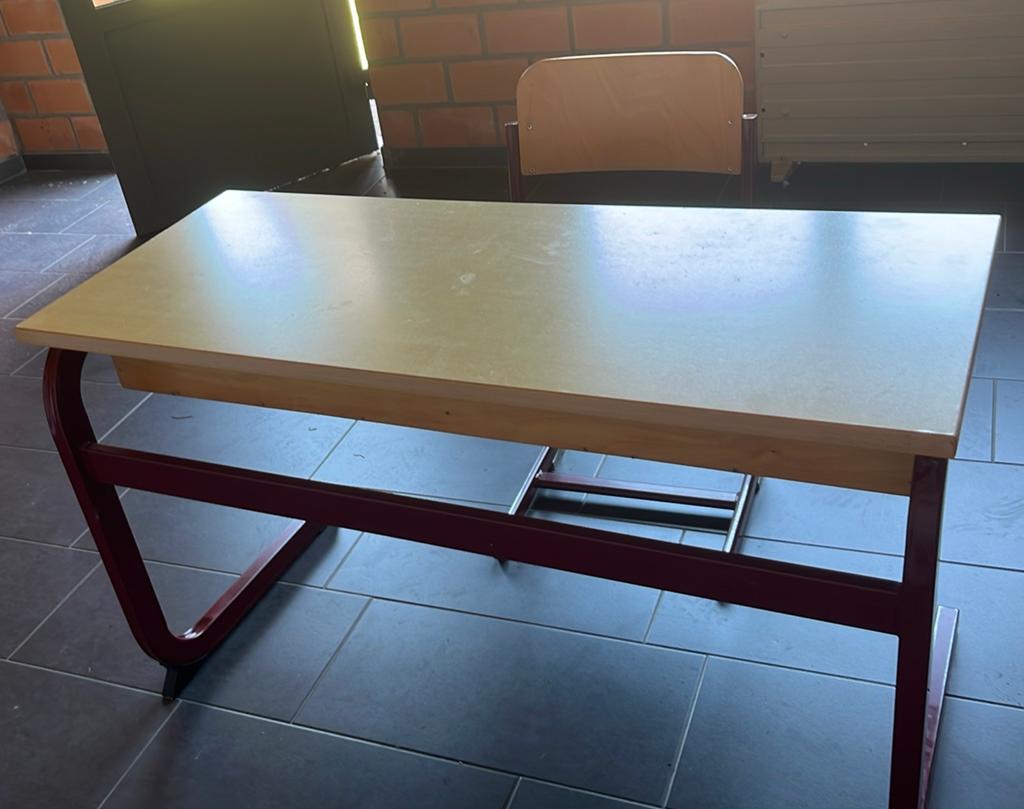 Lagere school bureautje met bureaustoel, Ophalen, Opbergruimte, Gebruikt, Hout