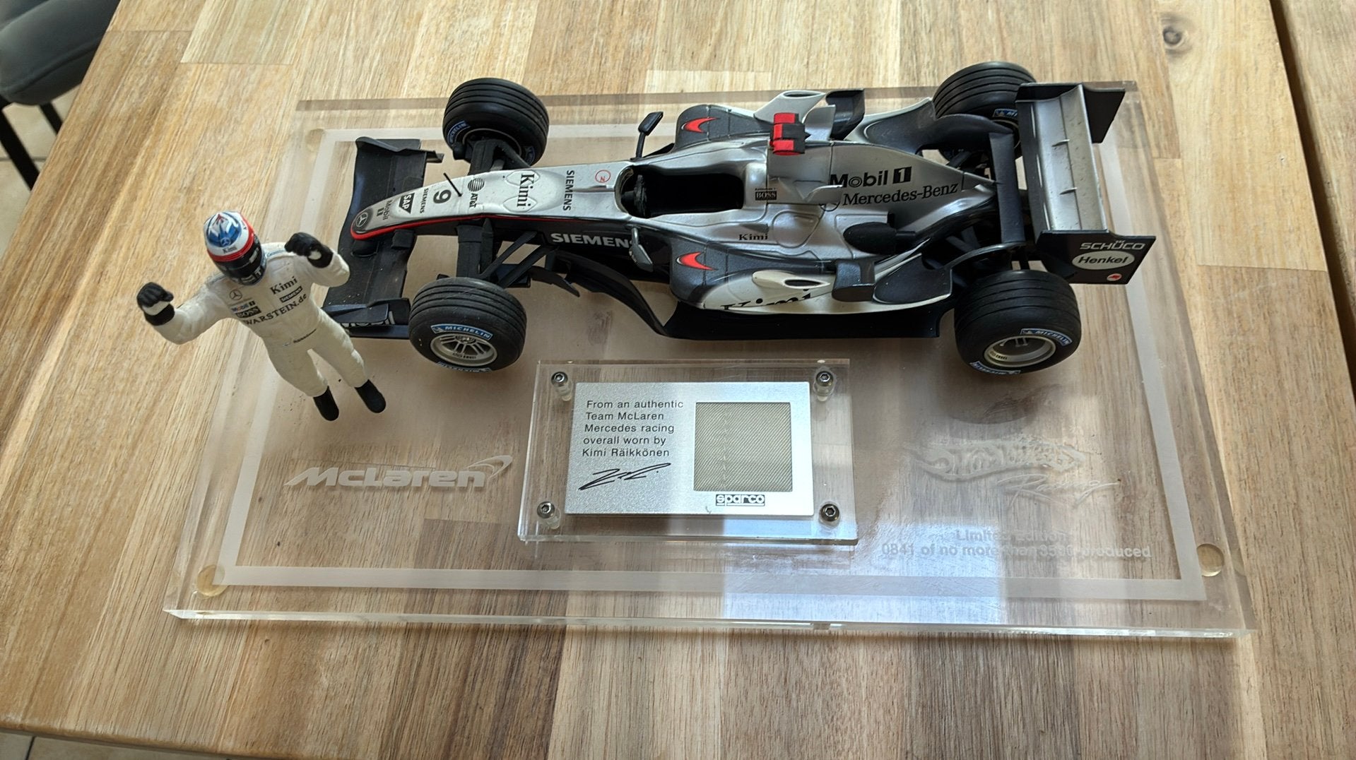 F1 MP4-20 Kimi Räikkönen 1/18 Hot Wheels G9753, Ophalen of Verzenden, Zo goed als nieuw
