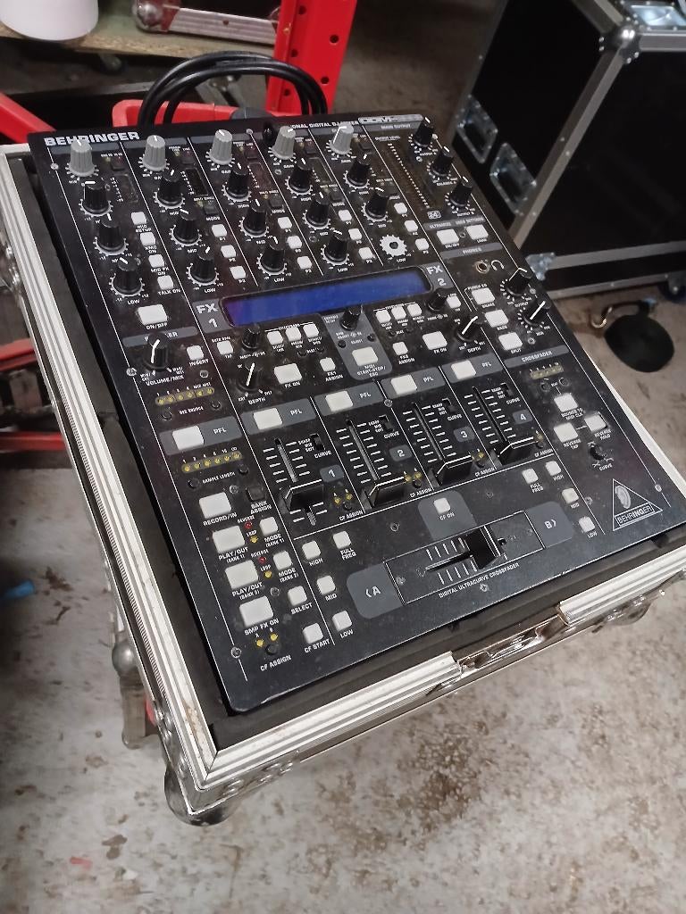 Behringer ddm 4000 digital mixer  In flightcase, Muziek en Instrumenten, Ophalen, Gebruikt, Minder dan 5 kanalen, Microfooningang