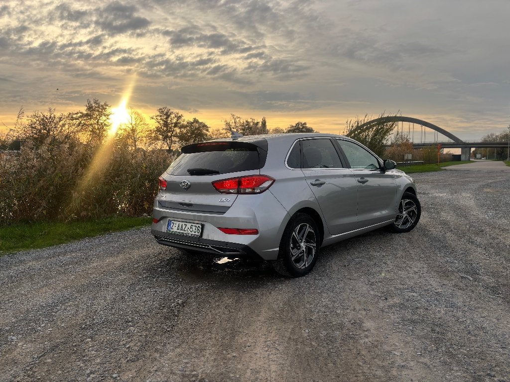 HYUNDAI I30 BENZINE 2024 18000 KM TOPSTAAT VEEL OPTIONS, Leder, Bedrijf, Handgeschakeld, I30
