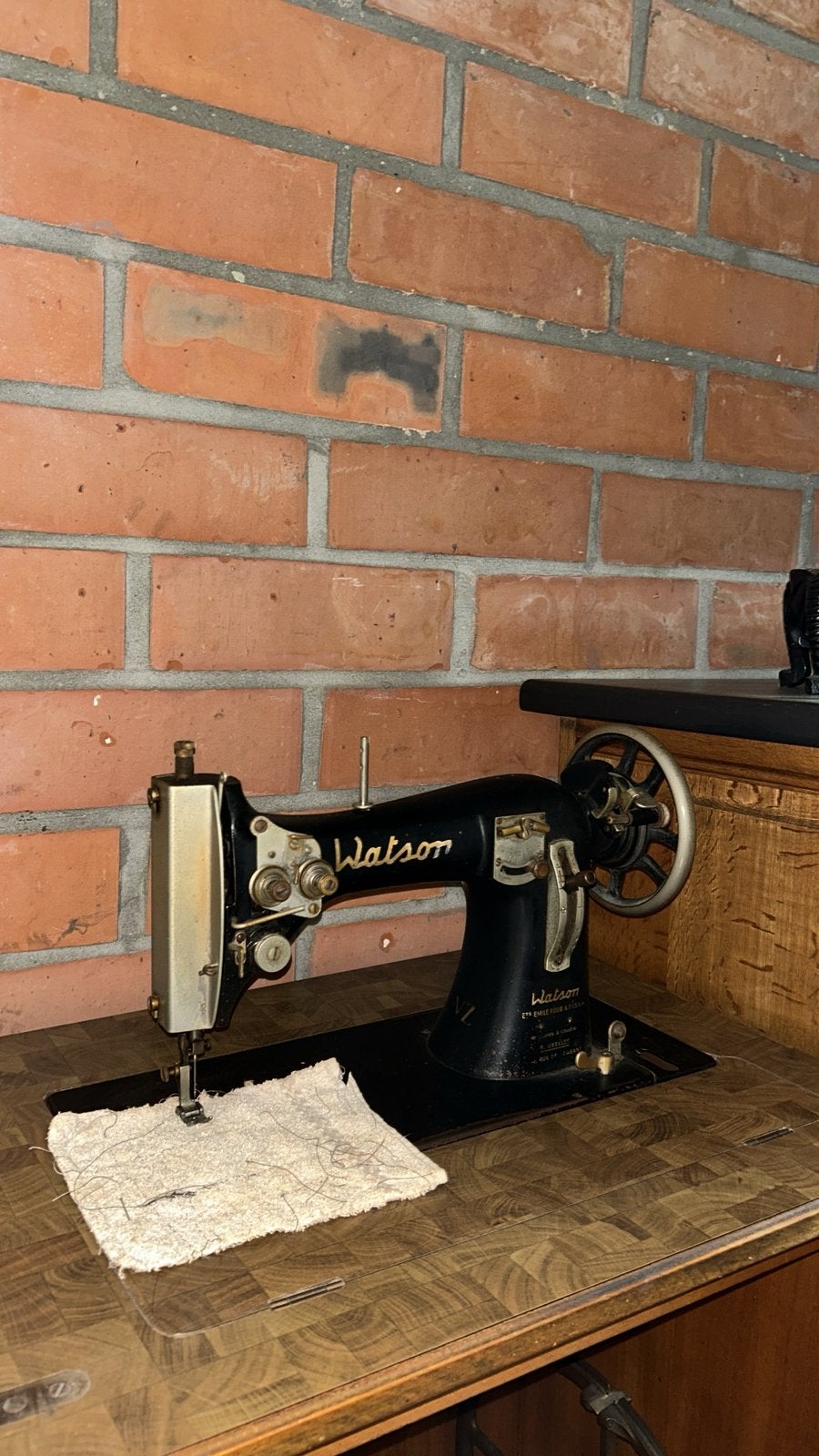 Antieke Watson naaimachine, Ophalen
