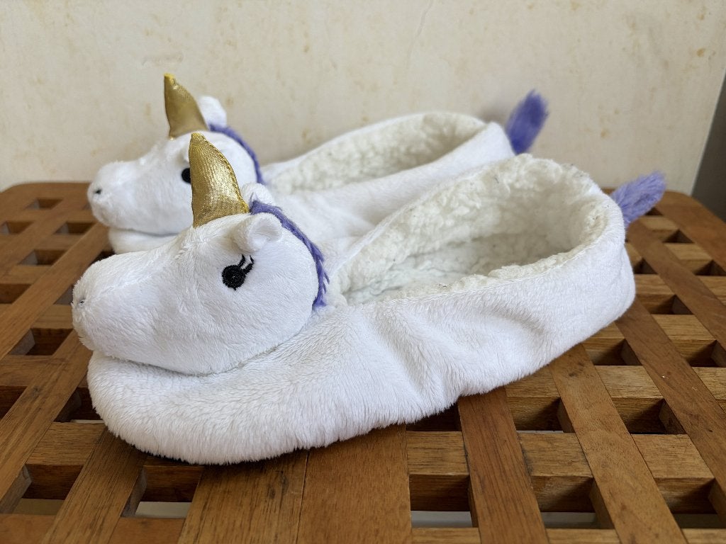 Eenhoorn 🦄  slippers super fluffy, mt 37-38, Lokale schoenwinkel, Overige kleuren, Ophalen of Verzenden, Pantoffels of Sloffen