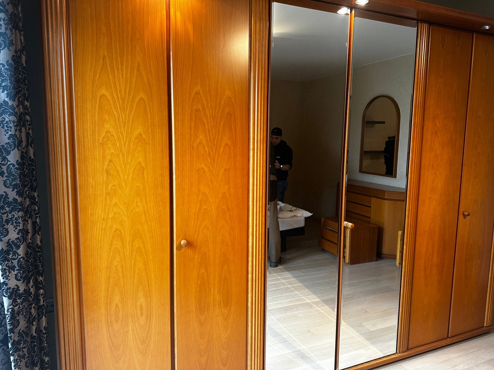 Kleerkast met commode, spiegel en 2 nachtkastjes, Ophalen, Zo goed als nieuw