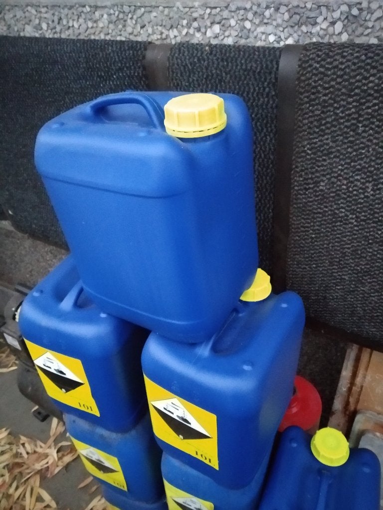 plastiek bussen, Ophalen, Zo goed als nieuw