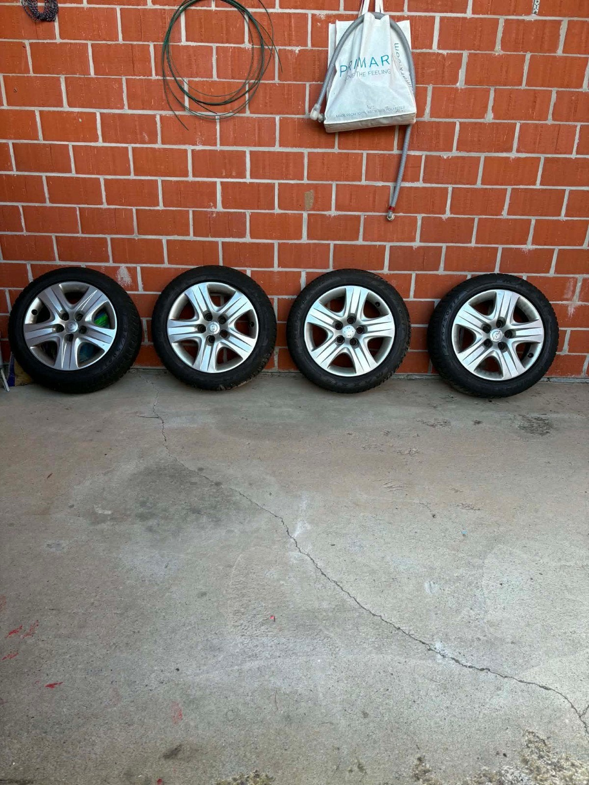 4 roues en très bon état.