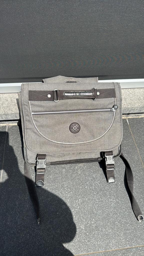 Boekentas kipling, grijs, Bijoux, Sacs & Beauté, Sacs | Cartables, Enlèvement, Utilisé, Gris, Sac à bandoulière