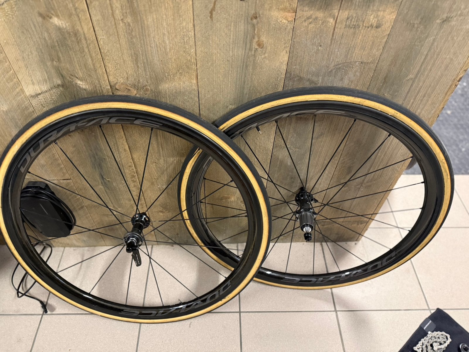 Roues carbone shimano dura ace T36 neuves freinage jsnte, Vélos & Vélomoteurs, Enlèvement ou Envoi, Comme neuf, Roue, Carbone