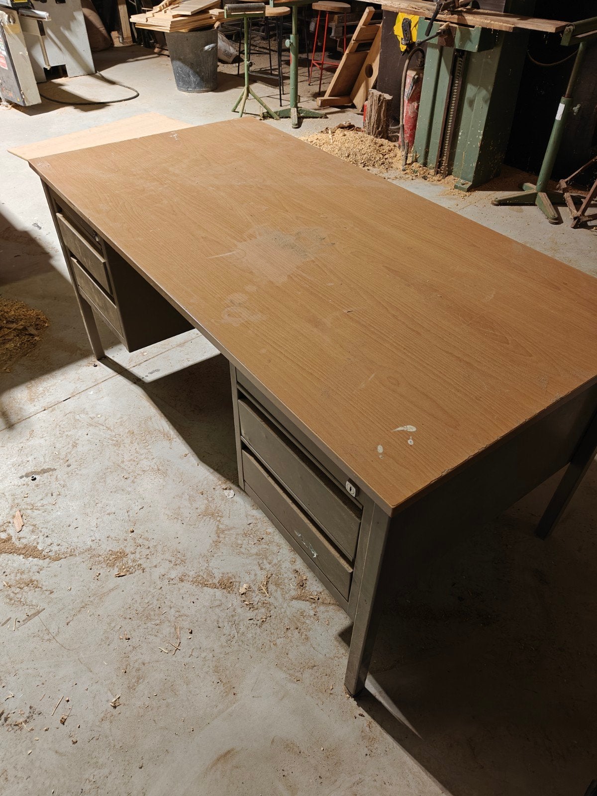 Bureau d'atelier, Enlèvement