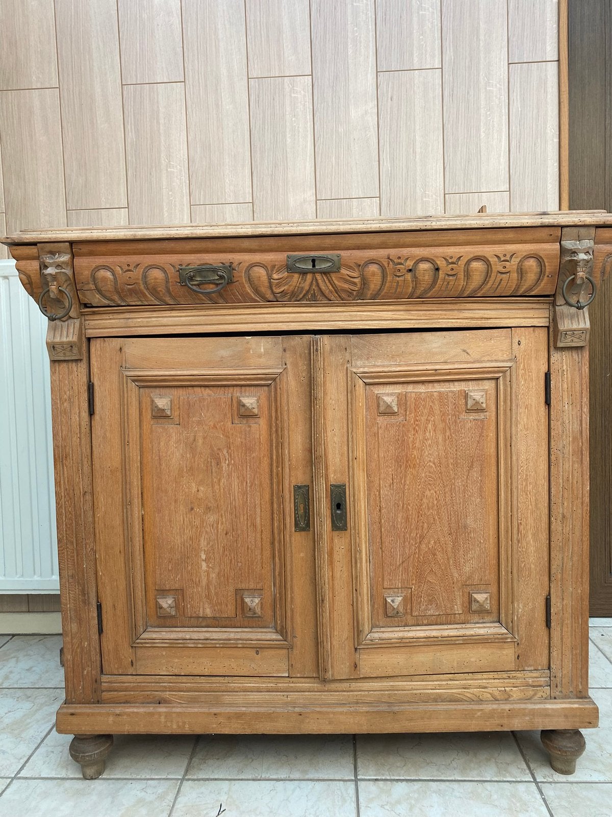 Eikenhouten buffetkast, Ophalen