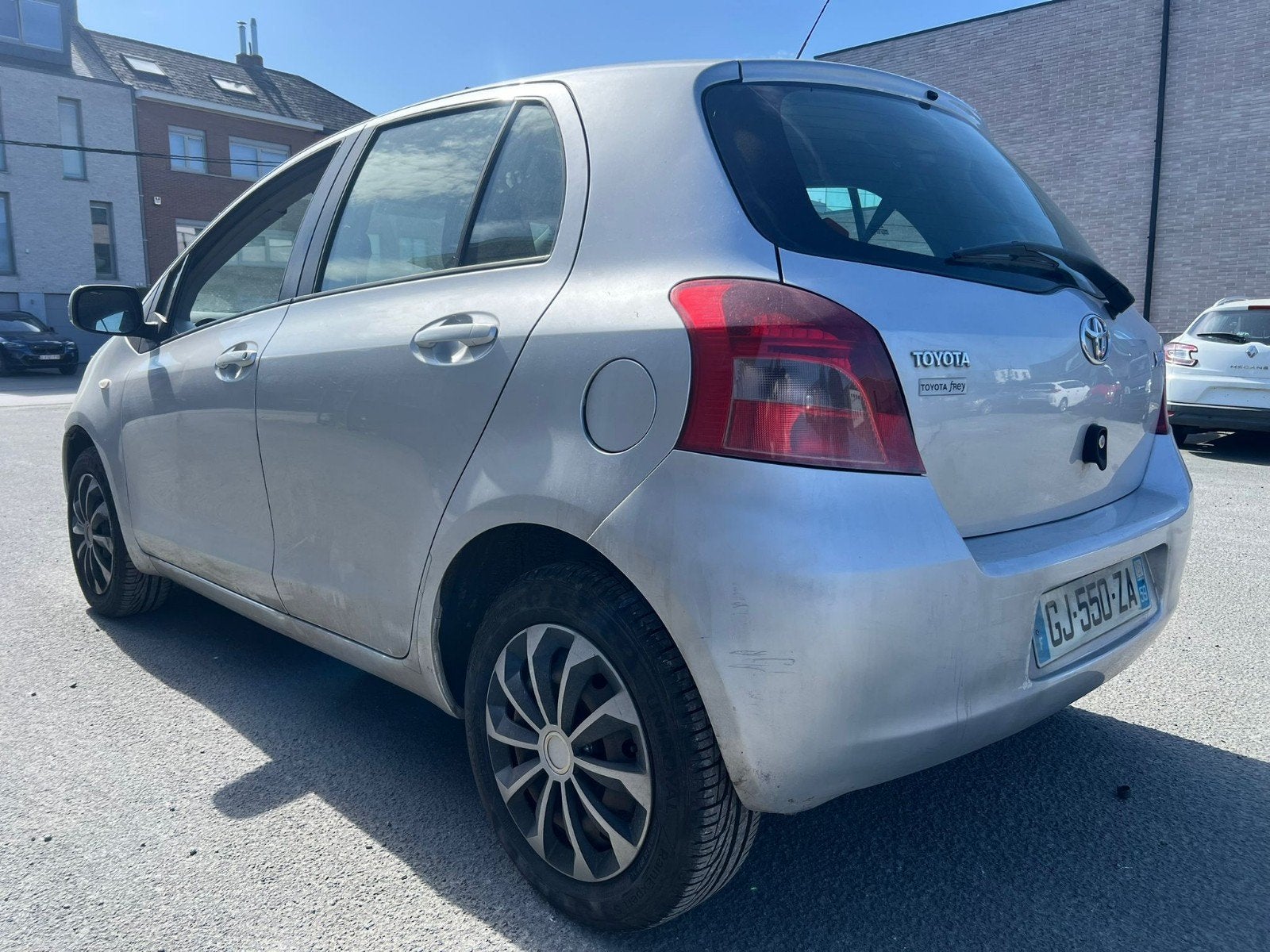 TOYOTA YARIS 1.3 I AUTOMATIQUE, Argent ou Gris, Achat, Climatisation automatique, Entreprise