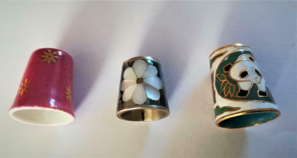 3 zilveren, cloisonné en porseleinen dobbelstenen gesigneerd, Ophalen of Verzenden, Zo goed als nieuw, Overige materialen