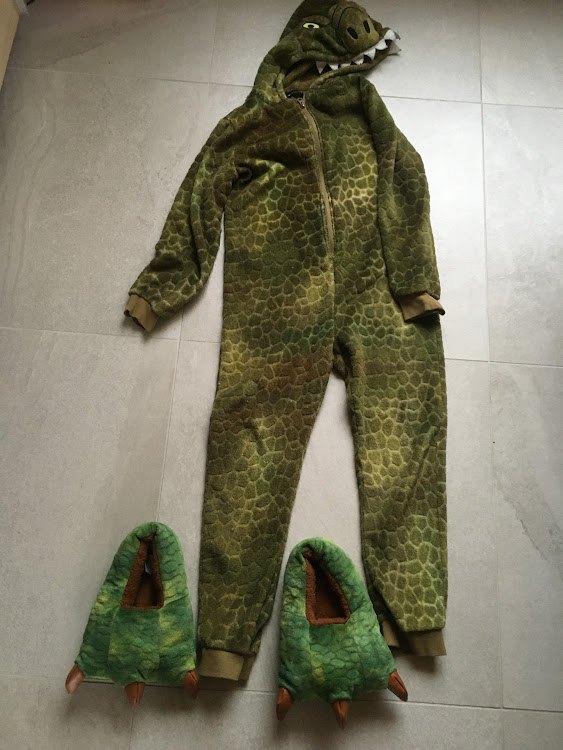 Onesie Krokodil Mt 146 + pantoffels Krokodillenpoten, Kinderen en Baby's, Kinderkleding | Maat 146, Zo goed als nieuw, Ophalen of Verzenden
