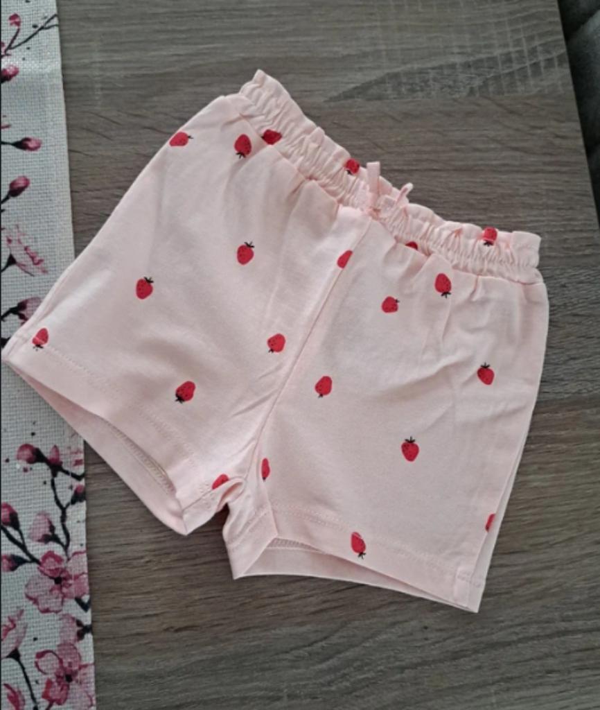 H&M roze shortje met aardbeien 56, Kinderen en Baby's, Babykleding | Maat 56, Broekje, Meisje, H&M, Ophalen of Verzenden