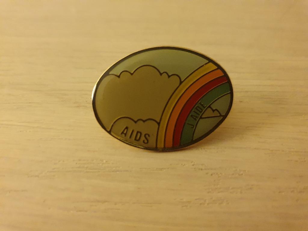 pin's AIDS j'aide vintage années 90, Enlèvement ou Envoi, Comme neuf, Marque, Insigne ou Pin's