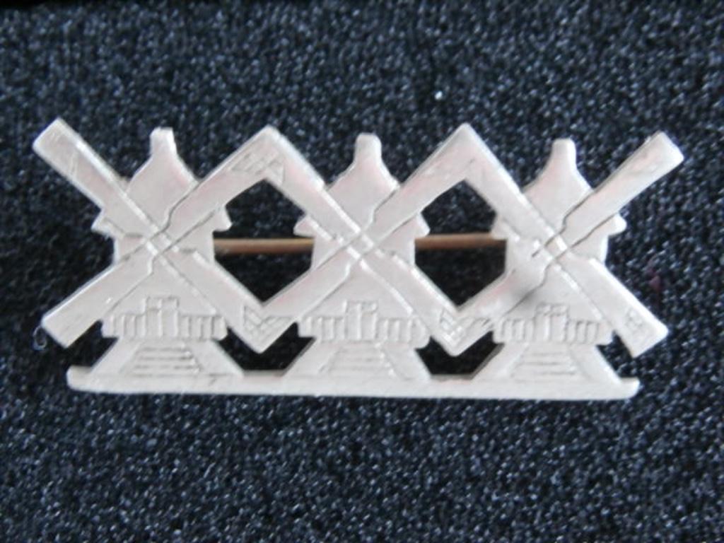 Vintage broche pudding "De 3 Molens", Verzamelen, Ophalen of Verzenden, Zo goed als nieuw, Merk, Speldje of Pin