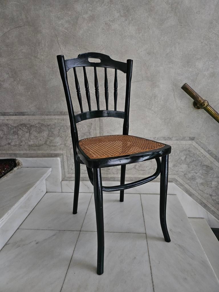 Oud zwart stoeltje met canne riet in mooie staat, Enlèvement, Comme neuf, Noir