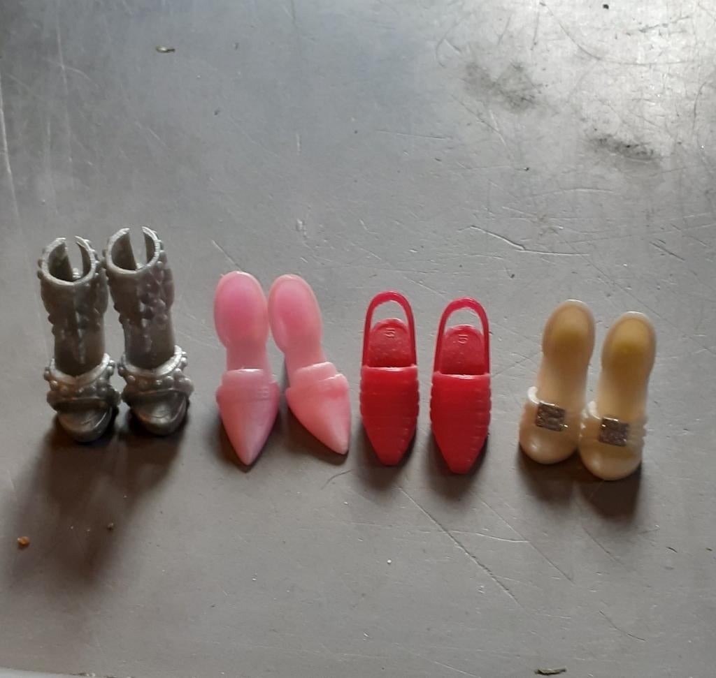 4 paires de chaussures pour poupée barbie lot 1, Enlèvement ou Envoi, Utilisé, Poupée