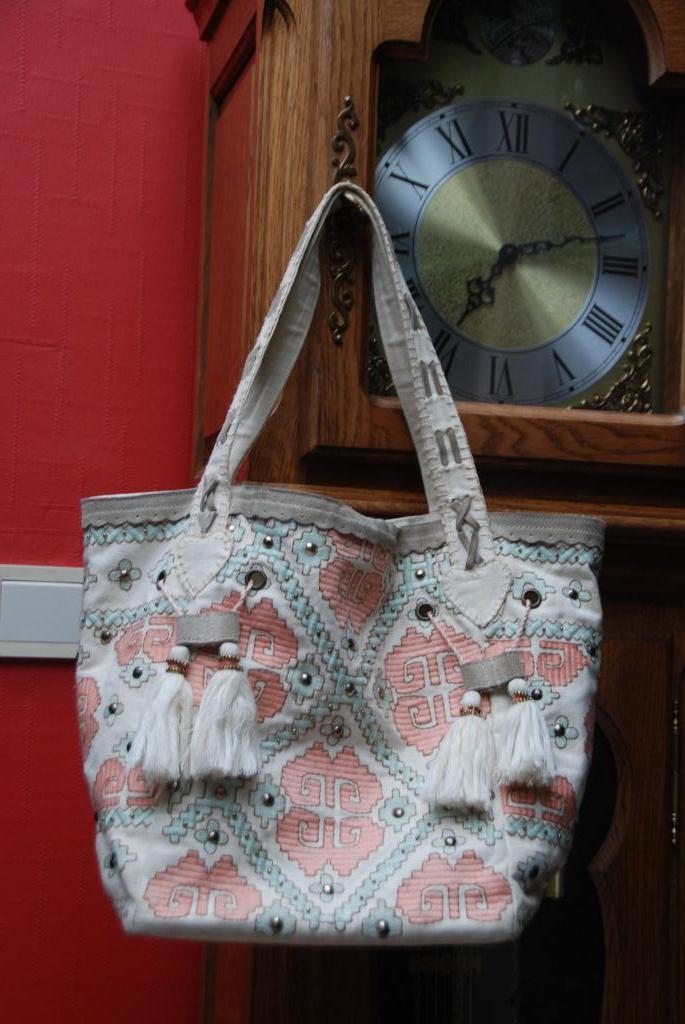 Leuke schoudertas in beige stof met print en klinknagels, Ophalen of Verzenden, Gebruikt, Beige, Handtas