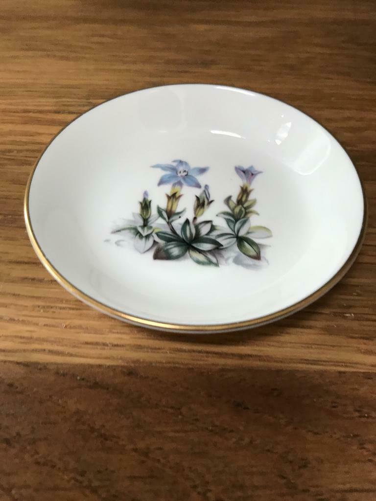 Assiette aux fleurs d'edelweiss, Antiquités & Art, Enlèvement ou Envoi