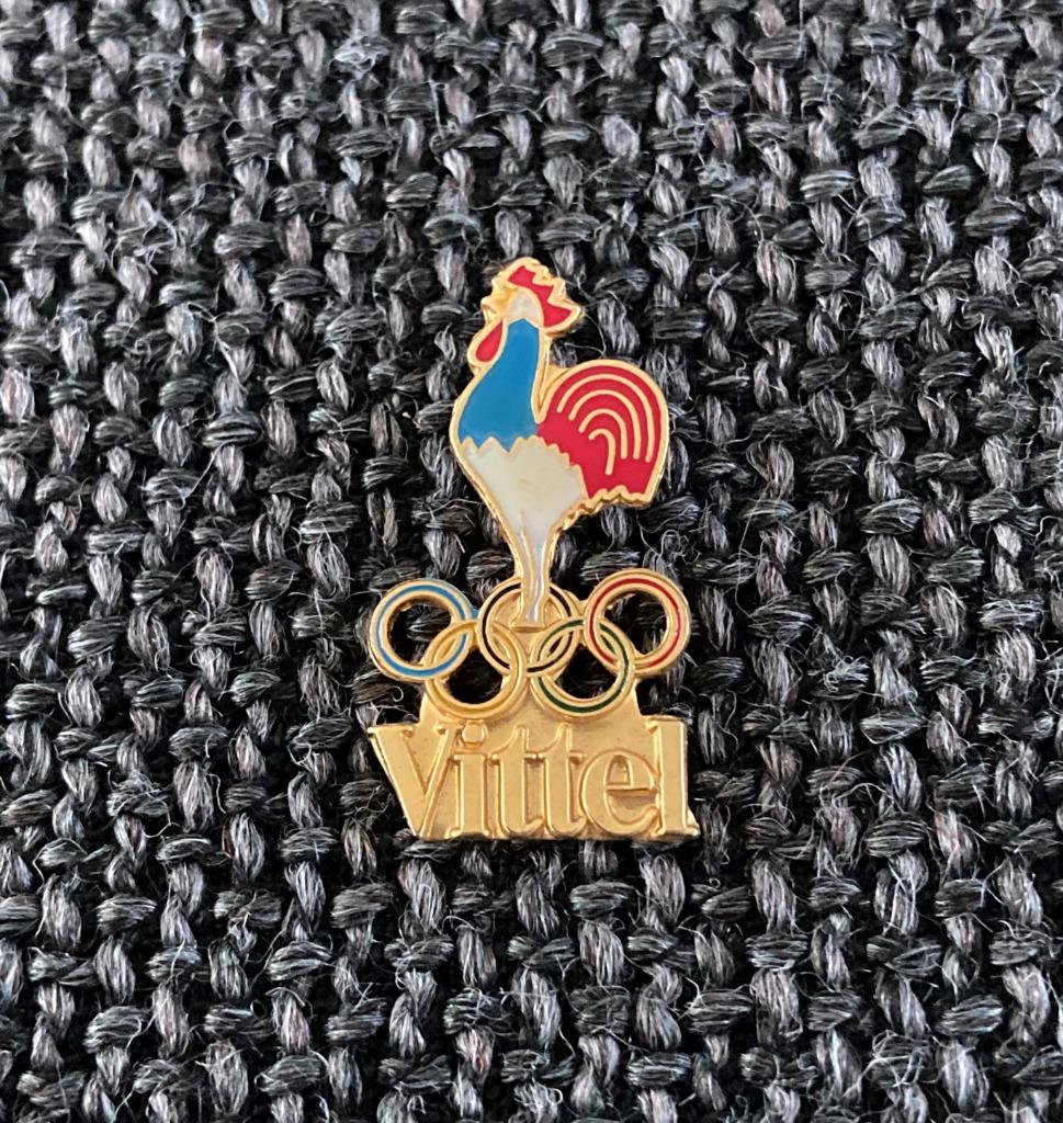 PIN - VITTEL - JEUX OLYMPIQUES - COQ - FRANCE, Envoi, Utilisé, Sport, Insigne ou Pin's