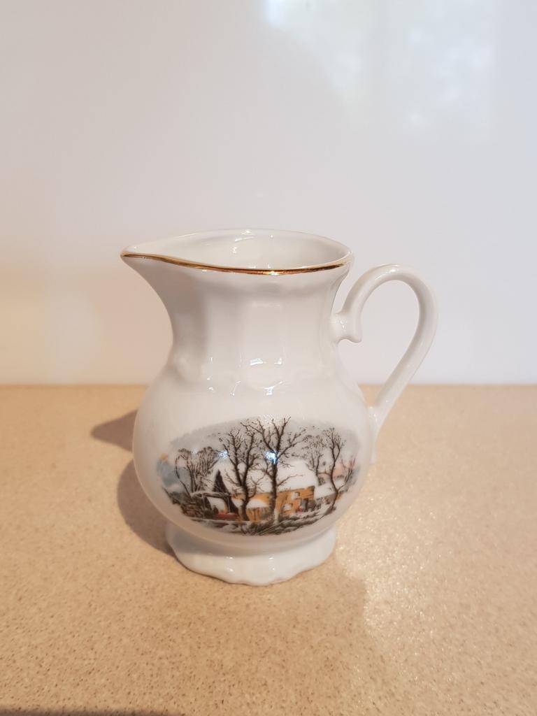 AVON porselein melkkannetje winterlandschap, Verzamelen, Porselein, Kristal en Bestek, Zo goed als nieuw, Overige typen, Porselein