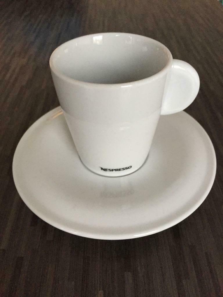 2 Nespresso Lungo Kopjes met Schoteltjes, Huis en Inrichting, Ophalen of Verzenden, Zo goed als nieuw, Effen, Kop(pen) en/of Schotel(s)