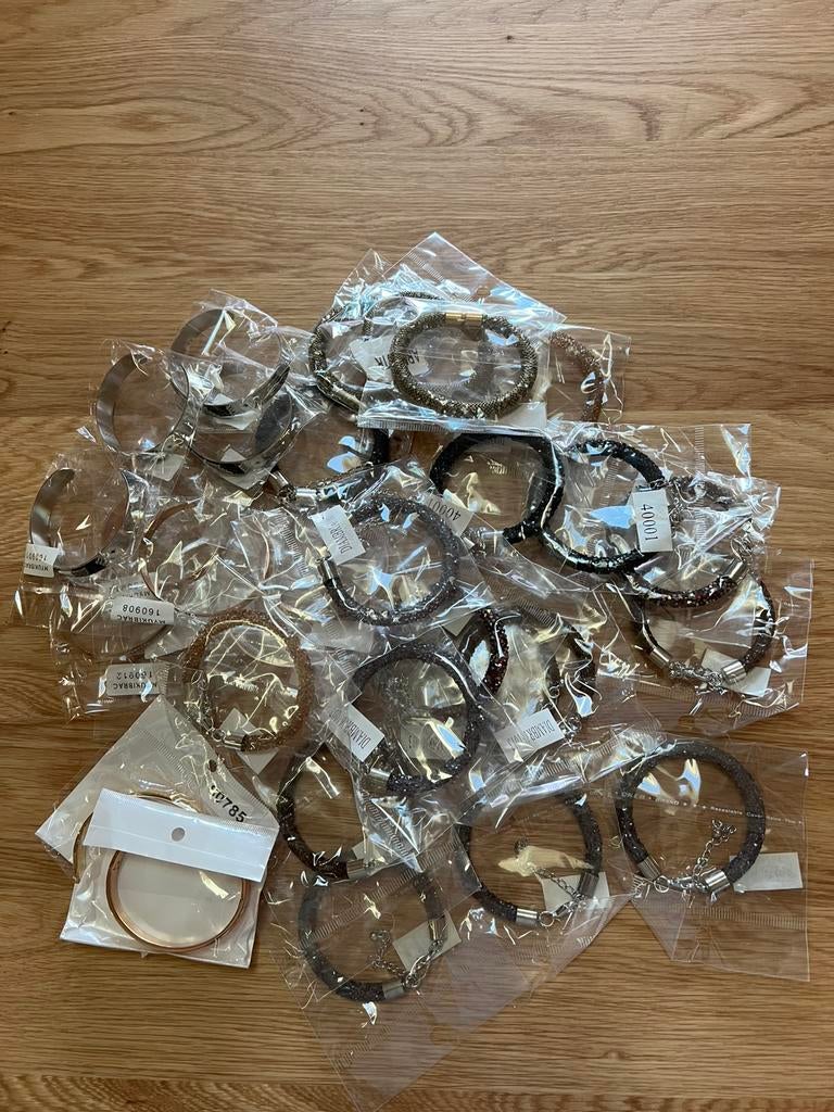 Lot van 35 armbanden, dames, nieuw, Ophalen of Verzenden, Nieuw