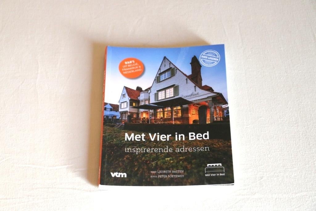 Boek - Met vier in bed : inspirerende adressen, Ophalen of Verzenden, Zo goed als nieuw, Benelux, Hotel- of Restaurantgids