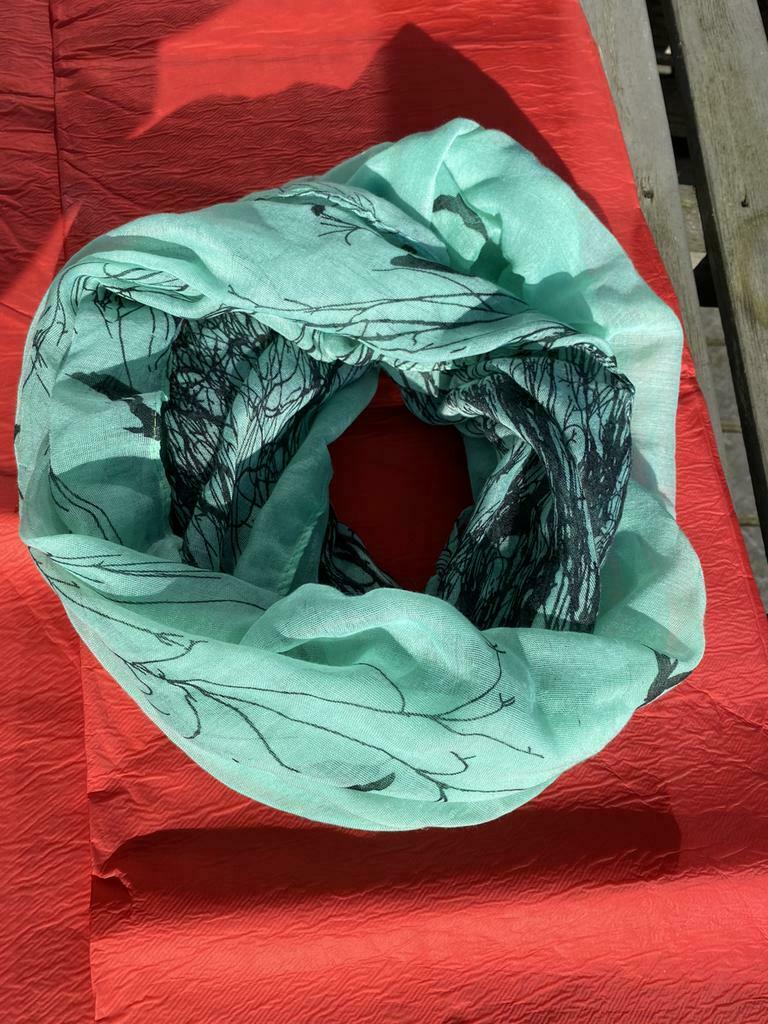 Nieuwe groene sjaal met vogeltjes, Ophalen of Verzenden, Nieuw, Sjaal