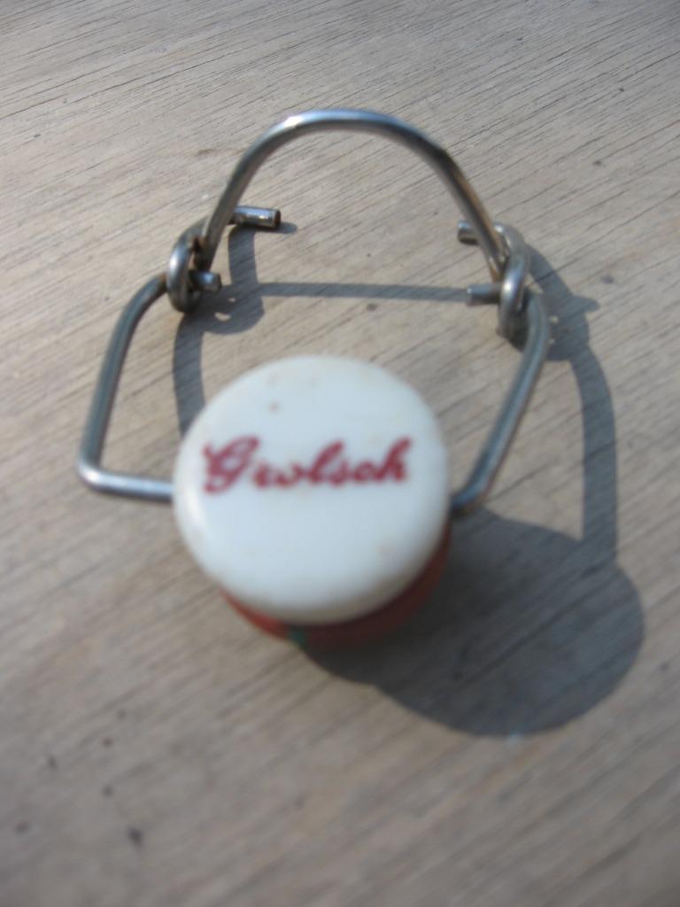Système de fermeture en porcelaine d'une bouteille d'un demi, Collections, Marques de bière, Enlèvement ou Envoi, Utilisé, Autres types