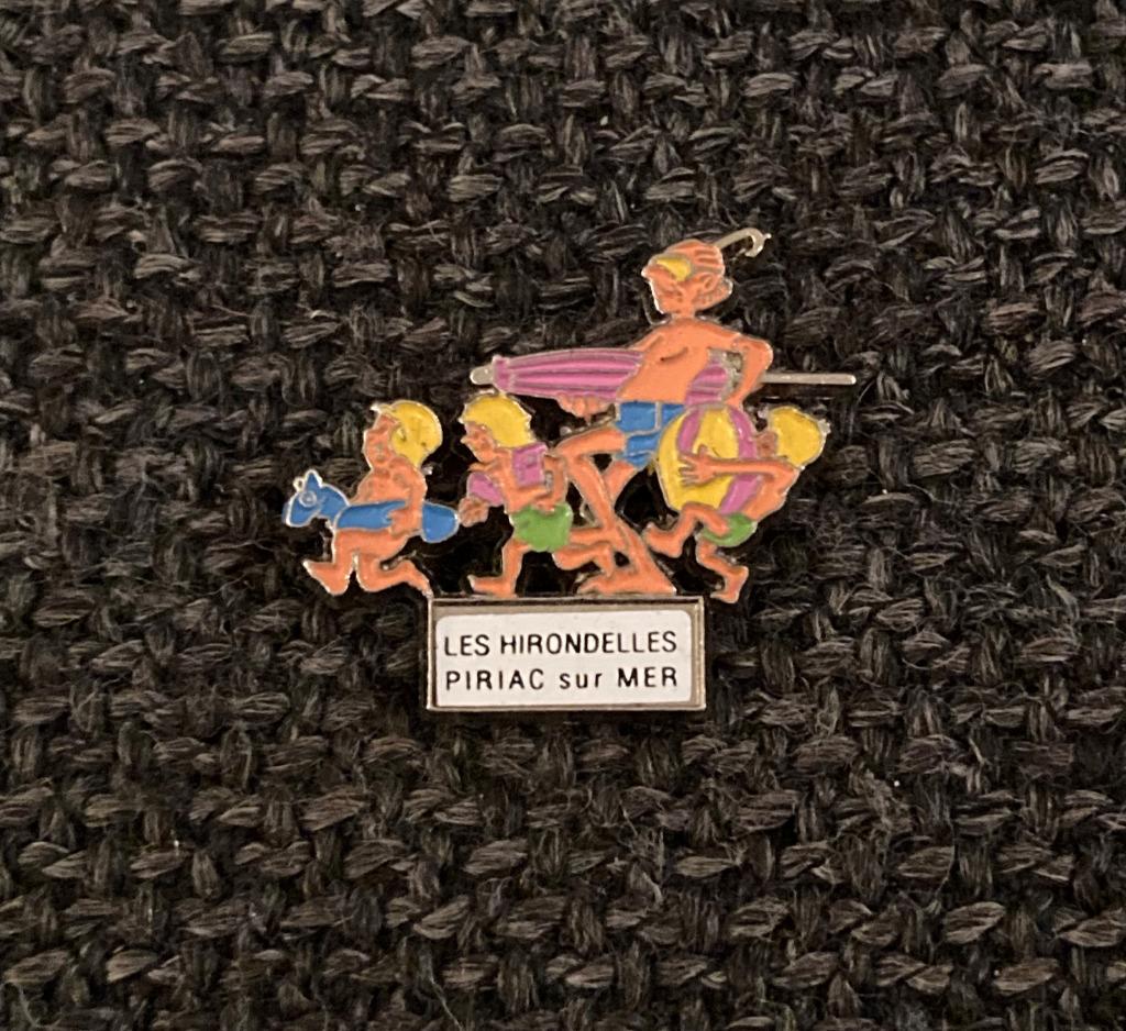 PIN - LES HIRONDELLES PIRIAC SUR MER - FRANCE - FRANKRIJK, Envoi, Utilisé, Autres sujets/thèmes, Insigne ou Pin's