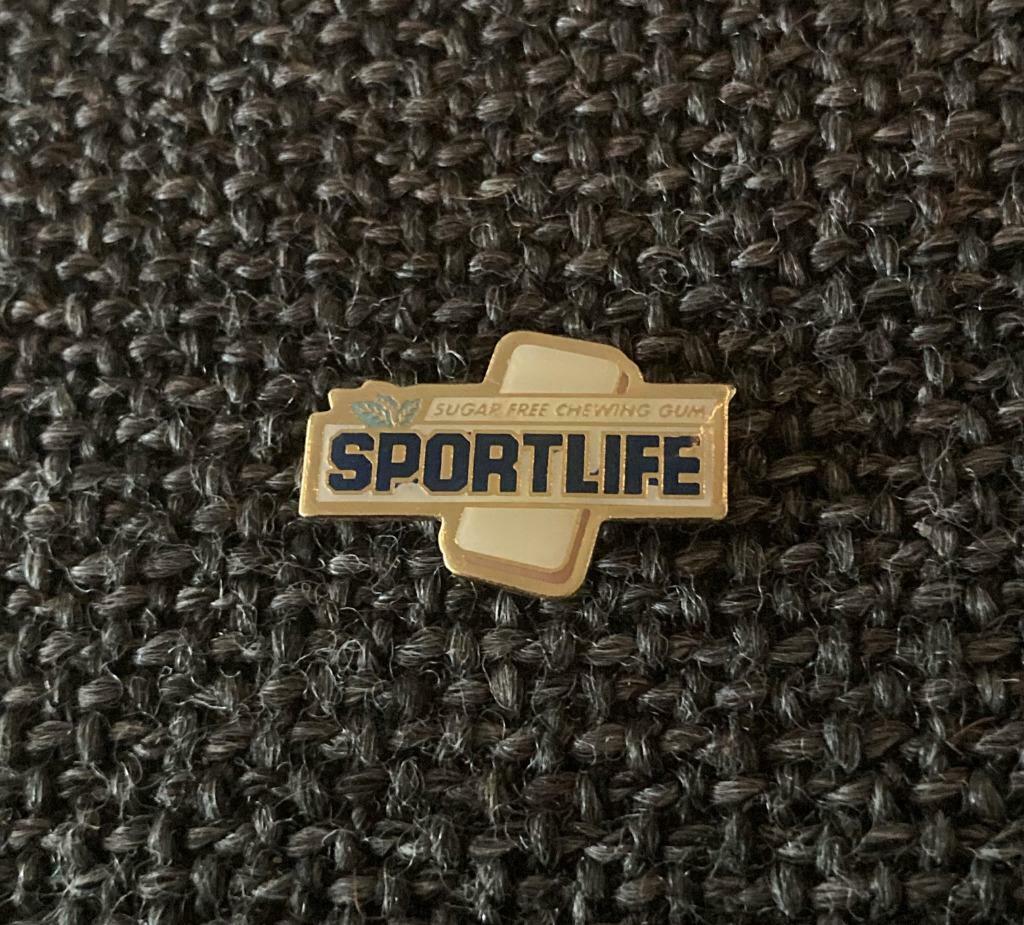 PIN - SPORTLIFE - KAUWGOM - CHEWING GUM, Envoi, Utilisé, Marque, Insigne ou Pin's