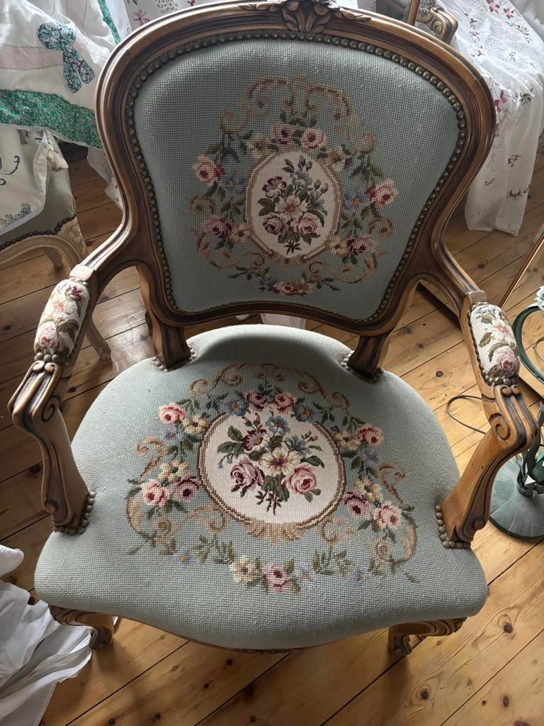 fauteuils et canape brodés main, Ophalen