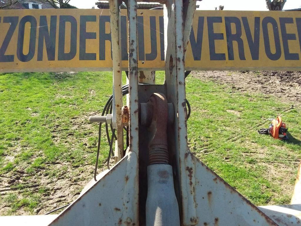 Herse rotative avec élévateur hydrologique, Enlèvement