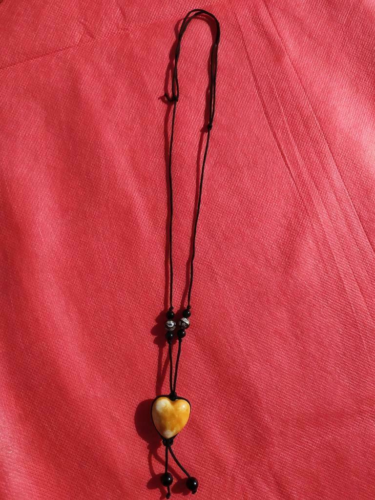 Collier corde pendentif cœur, Bijoux, Sacs & Beauté, Colliers, Comme neuf, Autres matériaux, Beige, Avec pendentif, Réglable, Enlèvement ou Envoi