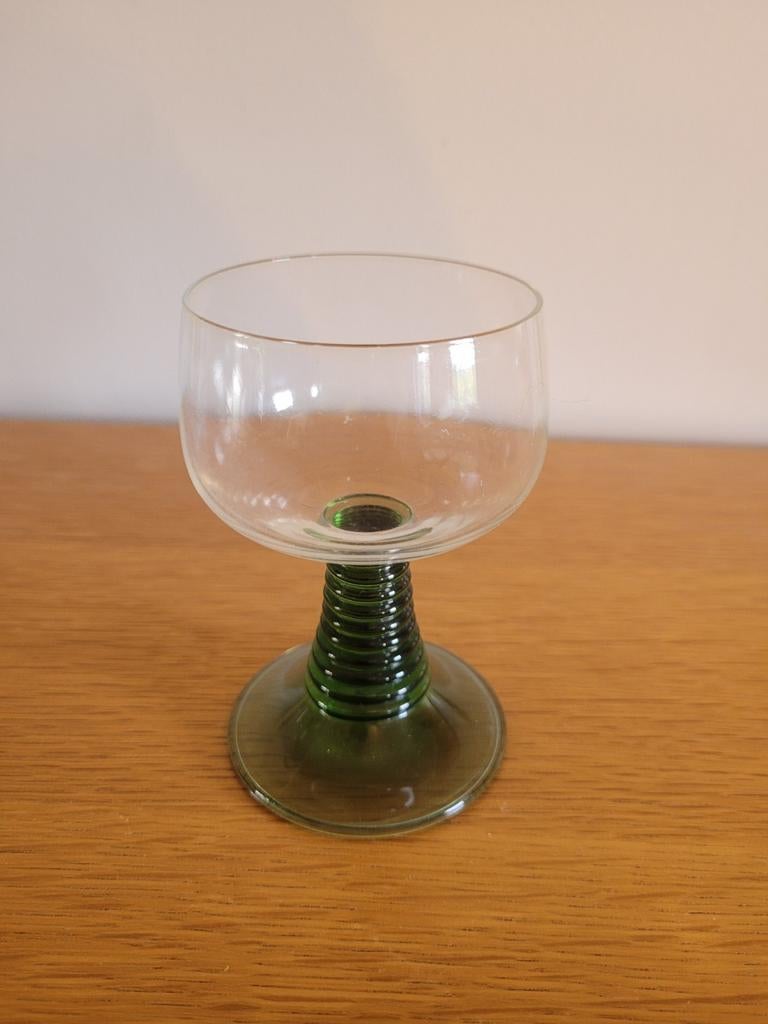Lot de 12 verres à vin sur pieds vert, Enlèvement, Comme neuf
