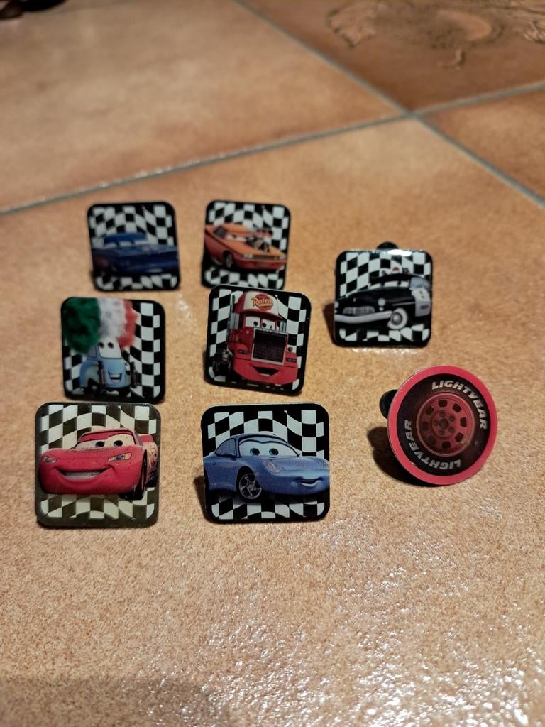 Lot de 8 pin's Cars Disney Pixar, Collections, Enlèvement ou Envoi, Comme neuf, Autres sujets/thèmes, Insigne ou Pin's