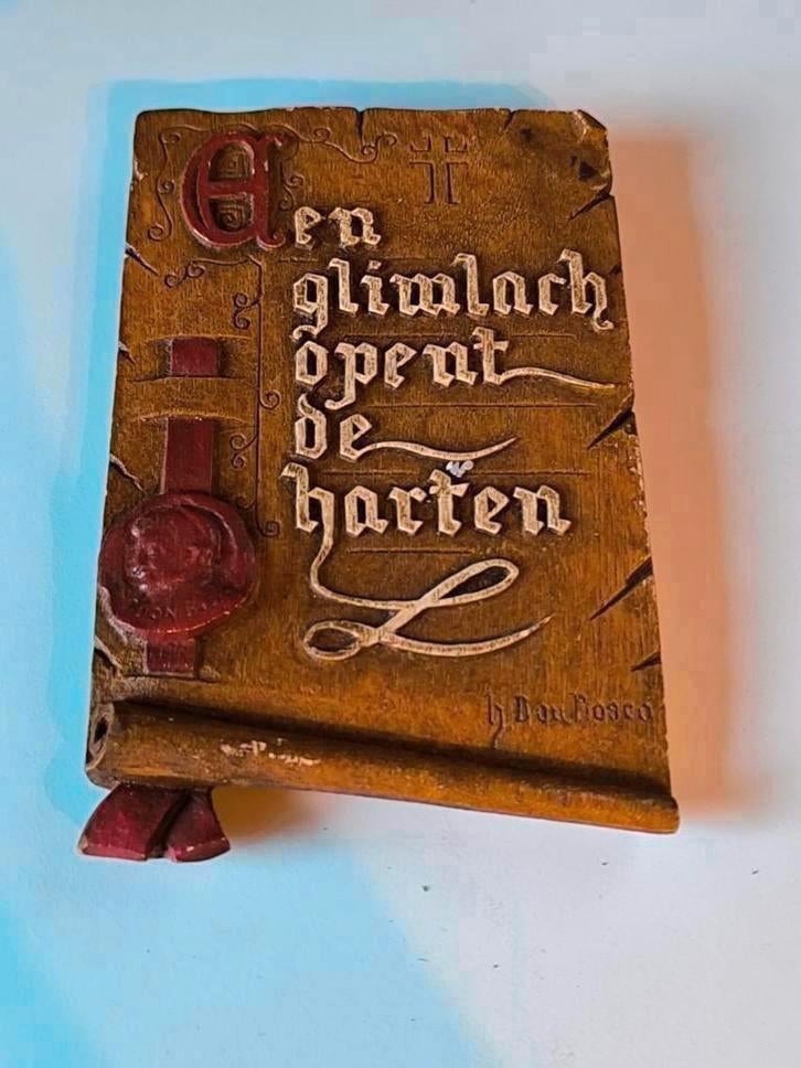 Gipsen wandbord 'Een glimlach opent de harten', Antiek en Kunst, Ophalen of Verzenden