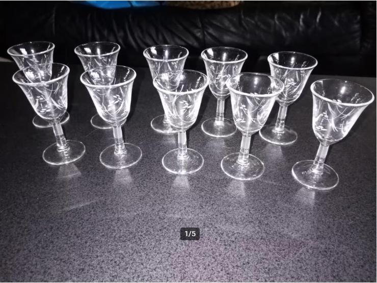 fijne glaasjes op voet - voor sterke drank - vintage, Enlèvement ou Envoi