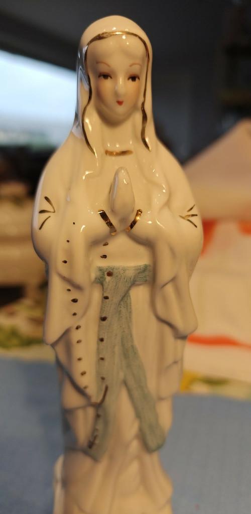 Beeldje Maria Lourdes in porselein hoogte 18 cm, Ophalen of Verzenden, Zo goed als nieuw, Beeld(je), Christendom | Katholiek