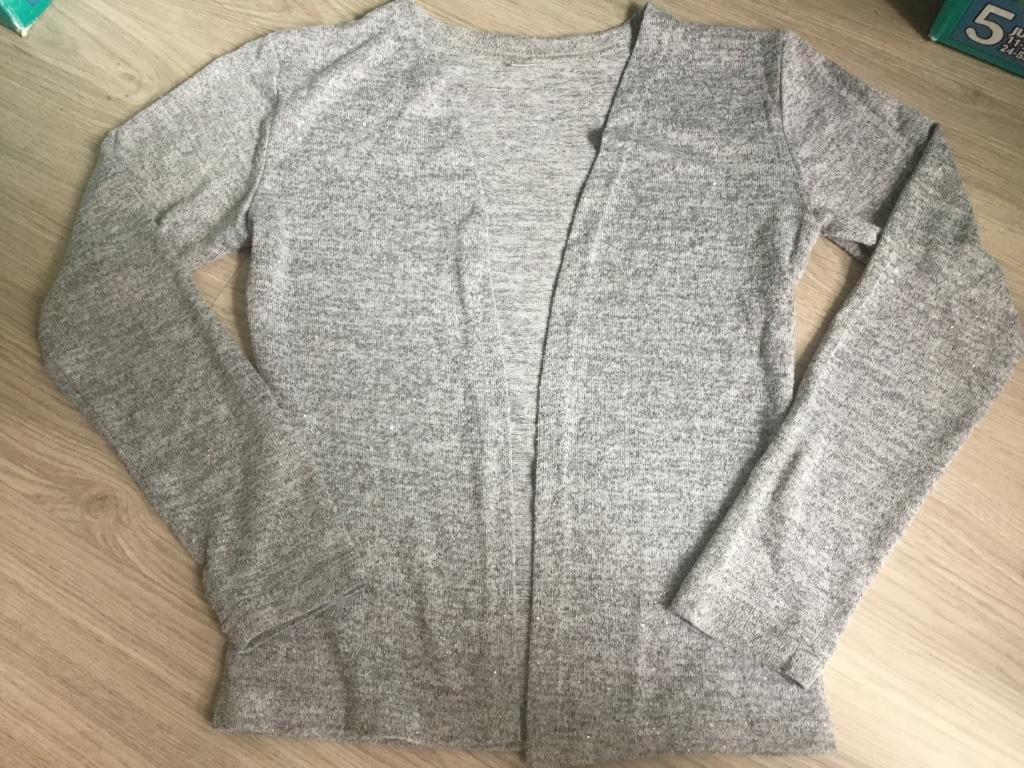 Grijs gilet 122-128 lichte glinster GRATIS VERZENDING, Ophalen of Verzenden, Zo goed als nieuw, Meisje, Trui of Vest