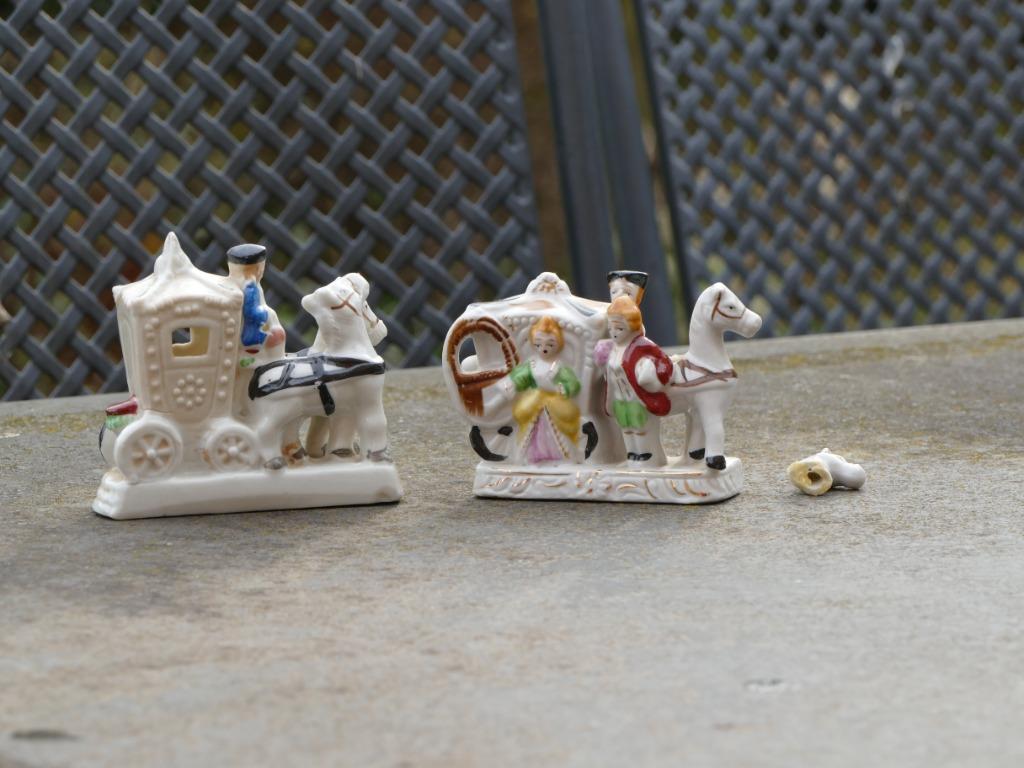 2 beeldjes, koets met paarden, Antiek en Kunst, Ophalen of Verzenden