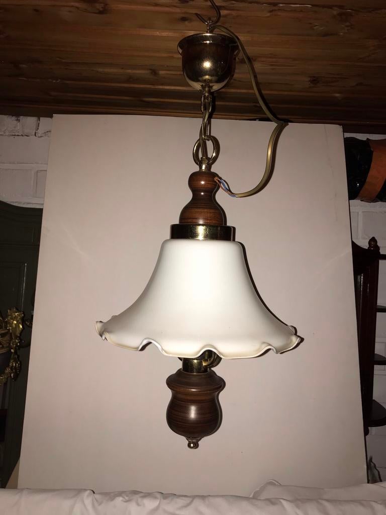 Hanglamp van koper en hout, met wit glazen kap, Antiek en Kunst, Ophalen