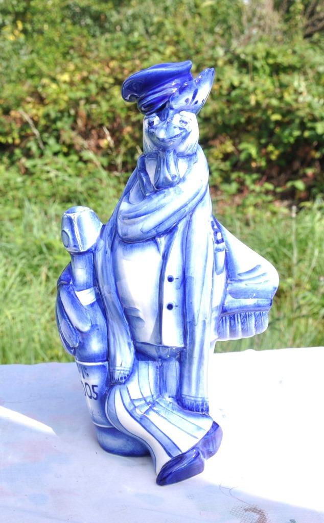 (D)  carafe en faïence coq vêtement blanc et bleu signé HP, Antiquités & Art, Antiquités | Céramique & Poterie, Enlèvement ou Envoi
