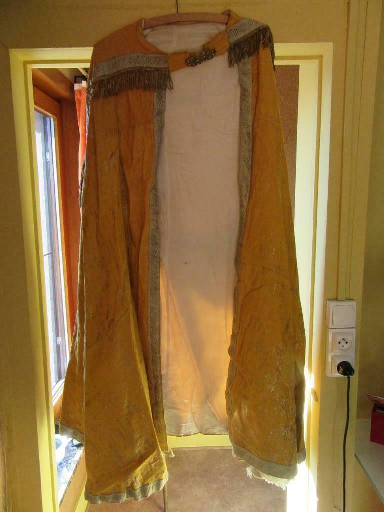 5 vêtements et une étole liturgique anciens, Enlèvement, Utilisé, Costume