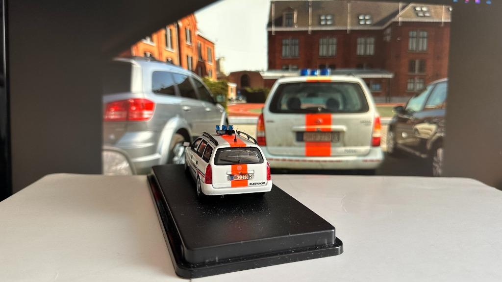 Schuco Opel Astra Caravan 1/43 gendarmerie rijkswacht, Enlèvement, Utilisé, Voiture, Schuco